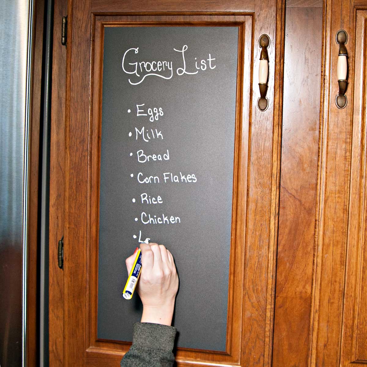 Chalkflex applied to a cabinet in the Kitchen writting out a grocery list with a Zig Posterm Ilumigraph white 6mm marker